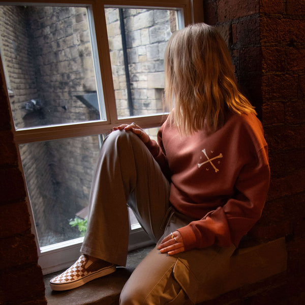 Relaxed She Came, She Saw Sweatshirt Rust